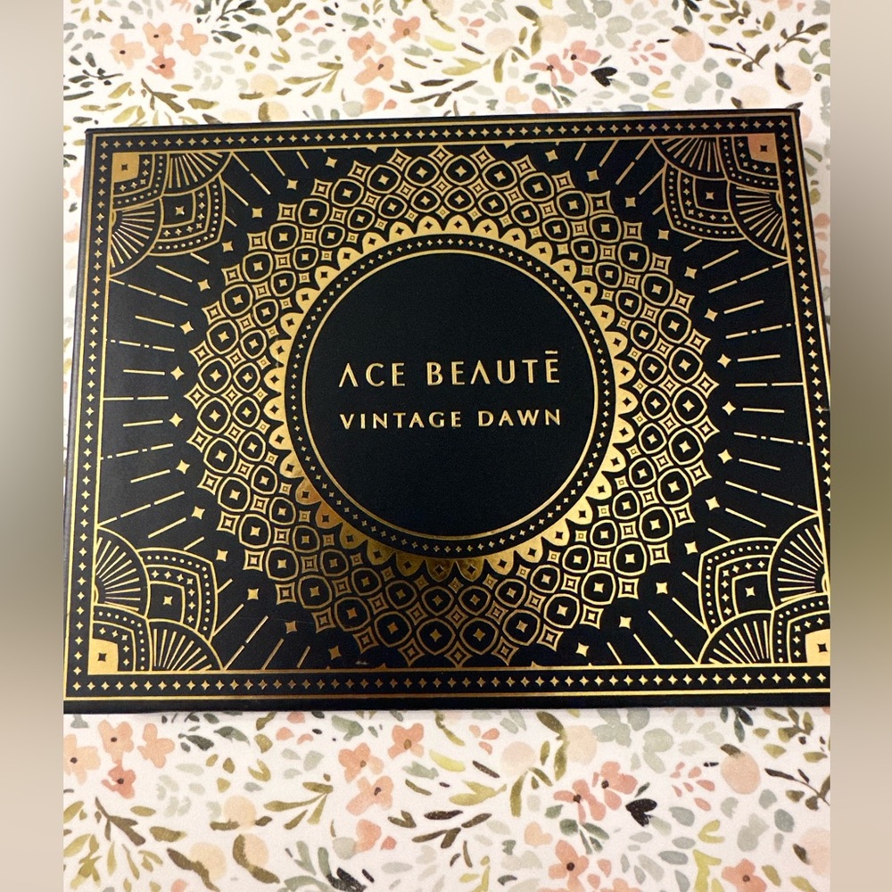 Ace Beaute Vintage Dawn Eyeshadow palette